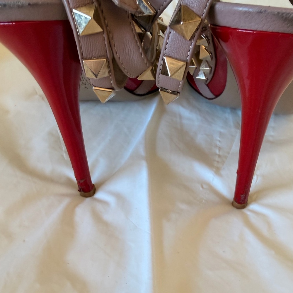 Valentino Garavani Red Patent Rockstud T-Strap Pumps – Size 37 - Picture 10 of 16